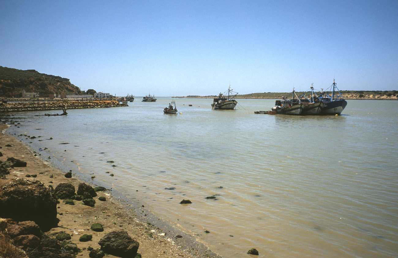 mar02_09_21 embouchure.jpg - Côte atlantique Nord, mai-2002  Larache  Provia 100 F